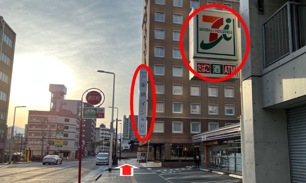 セブンイレブンと東横インが見えるまで直進します。