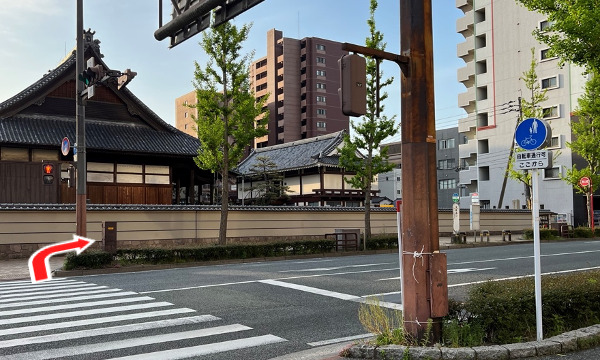 次の信号を渡って右折し、浅香通りのバス停の方向へ進みます。