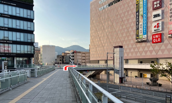 右手奥の階段をおります。