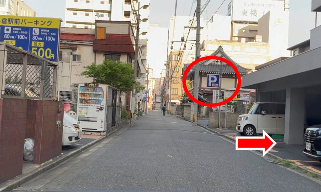 右手のP マークのあるマンションの1階が駐車場です。