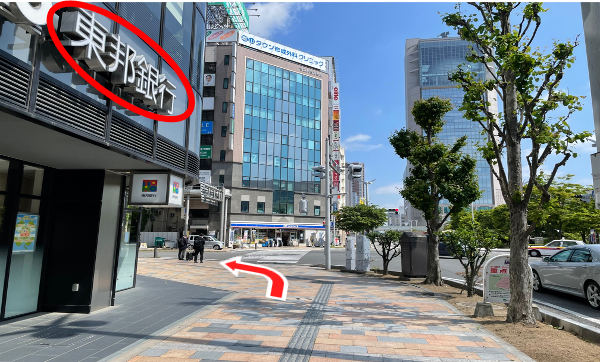東邦銀行を左折します。