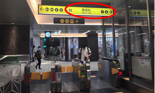 心斎橋南改札から8番出口に向かう