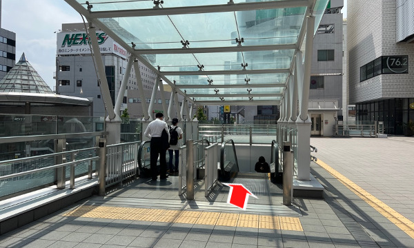 エスカレーターで下へ
