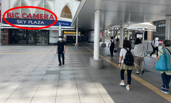 ビックカメラ横のエスカレーターでデッキを降ります。