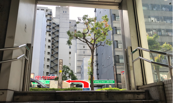 階段を上がり左に曲がる