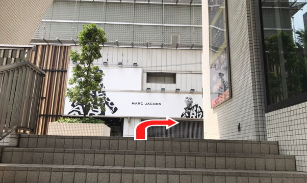 階段を上りきったら、右に曲がる