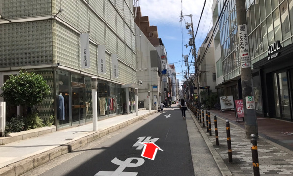 ４分ほど直進する