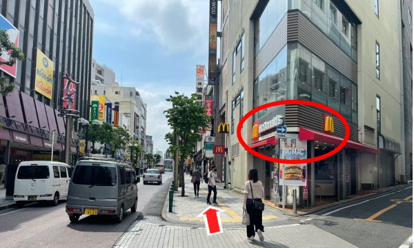 マクドナルドを右側にして真っ直ぐです。