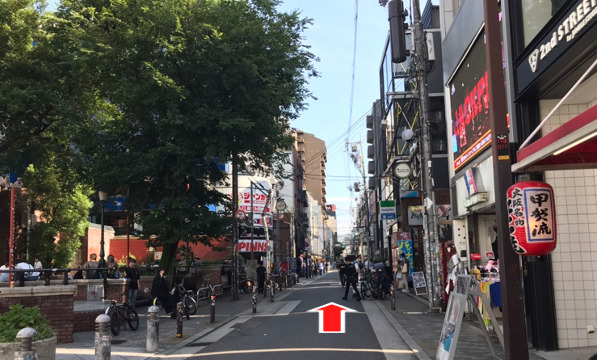 三角公園を左手に見て、直進する