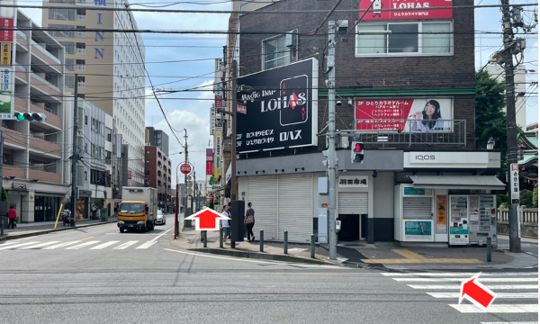 交差点を渡って更に真っ直ぐです。