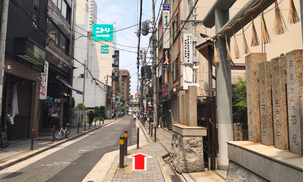 直進すると右手に龍がいるビルがみえます