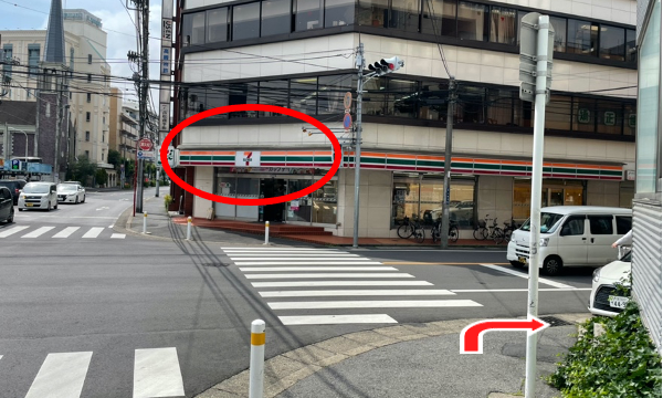 セブンイレブンが見えたら右に曲がりすぐの建物です。