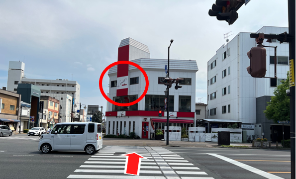 渡り終わったらエムズカレントさん側に渡ります