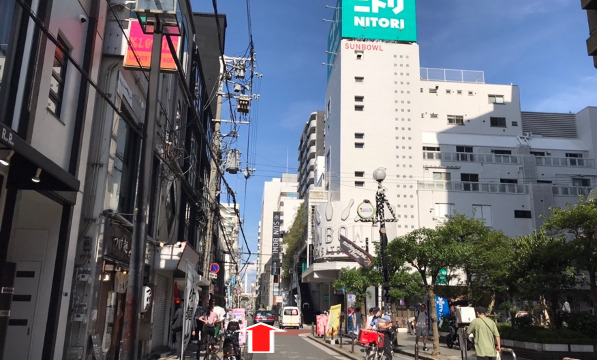 直進し、左手に龍がいるビルです