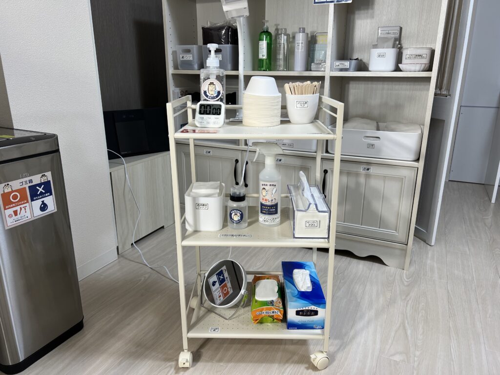 よく使うものは移動棚に用意してあります。照明もありますのでコードの届く範囲で ご使用ください。