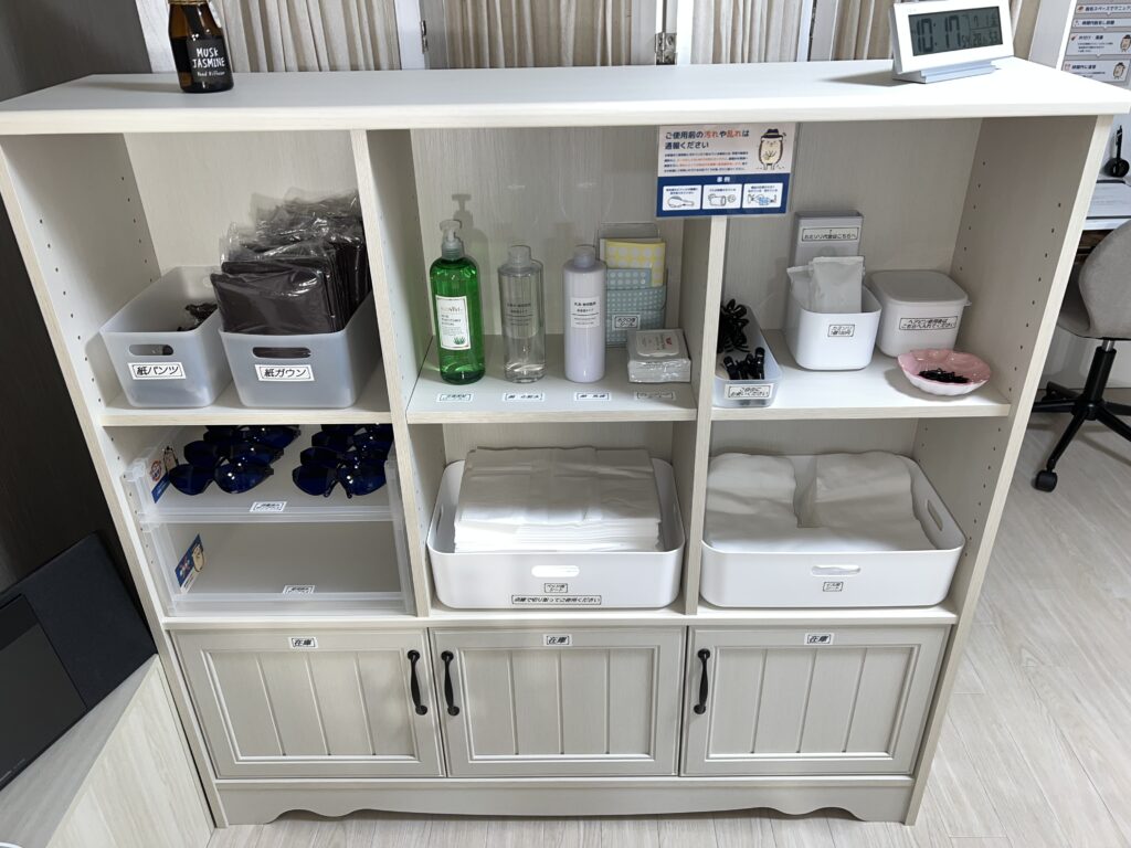 この棚にはサングラスやシート、重要な保湿ローション、化粧水、乳液などが用意してあります。 必要な分ご使用ください。