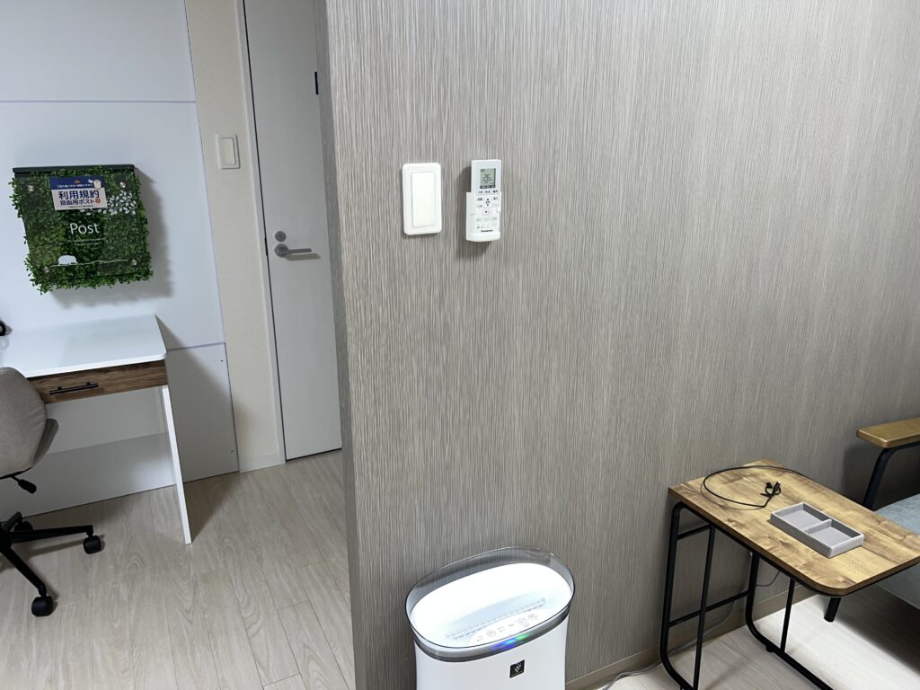 エアコンのリモコンは壁にあります。テーブルには各種充電器、空気清浄機も完備してます♪