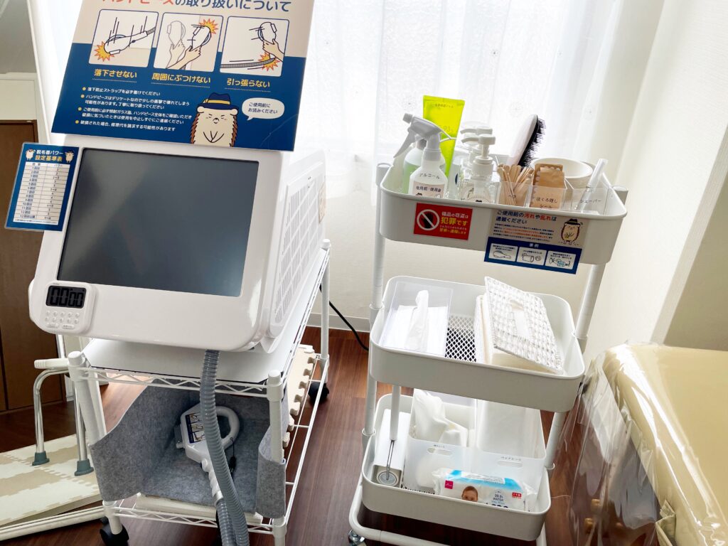 脱毛器は業務用のHHR方式、操作方法はシンプルで簡単になっています。保湿＆化粧水などスキンケア用品もご用意してあります！