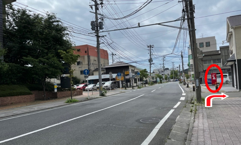 すぐに赤い自販機が出てくるので、その手前を右折