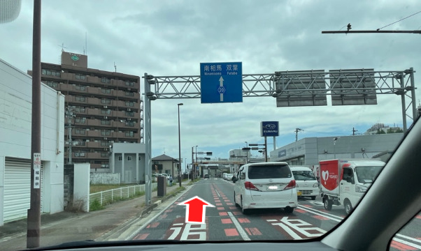 右側にSUBARU様　直進