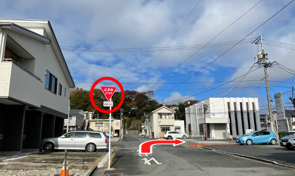 止まれ目印の十字路　右折