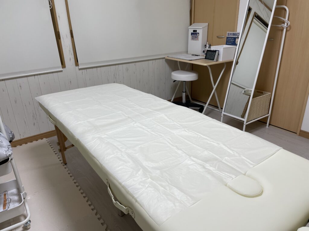 こちらのベッドはお背中などの施術の際にご利用ください。