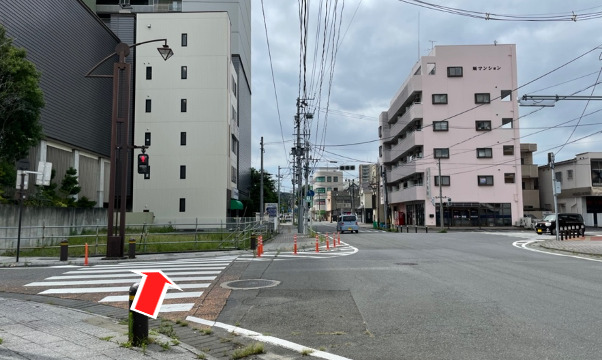 ワシントンホテル前の信号を直進