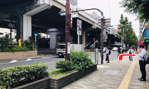 交差点を右へ曲がり直進します