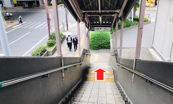 左手①番の階段を下りる