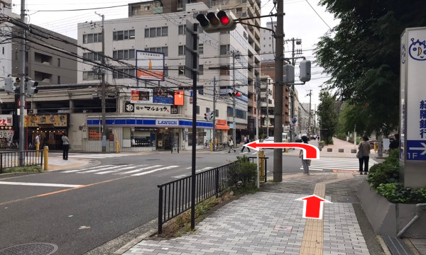 次の交差点の歩道を渡り左へ曲がります