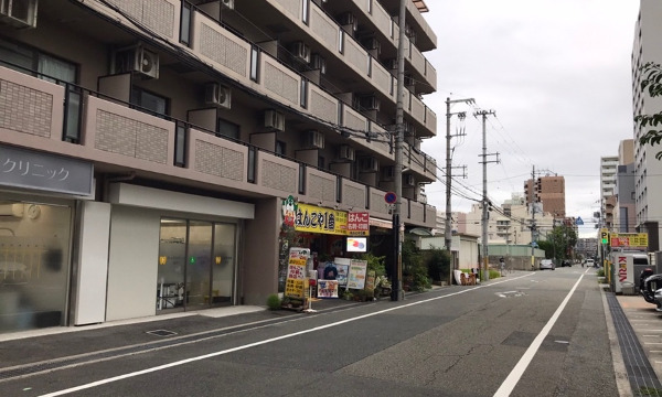 左手、こちらの建物になります（郵便局の隣）