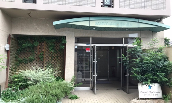 到着です。はんこやさん、お花屋さんの隣が入口です