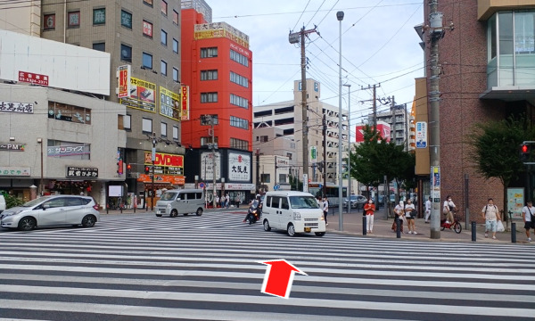 駅前交差点を伊勢佐木モール方面にわたります。