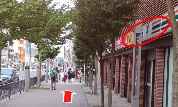 セブンイレブン横浜日ノ出町駅前店の前を通りすぎます。