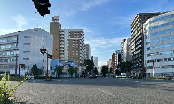 国道15号線の新川橋交差点を、東京方面からお越しの場合は右折、横浜方面からお越しの場合は左折してください。