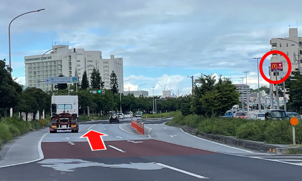 最初の信号（右側に【マックの看板】が見えます）は直進です。間違いやすいのでお気をつけください。