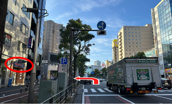 直進すると「プロミス」の看板が見えてくるので、左折してください。