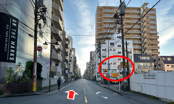 左折後さらに直進すると、右側にタイムズの駐車場が見えます。