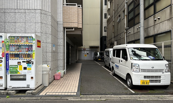 タイムズの目の前にある建物、アリウス406号室にハイジ川崎東口店がございます。オートロックを解錠して、エレベーターでお部屋までお越しください。