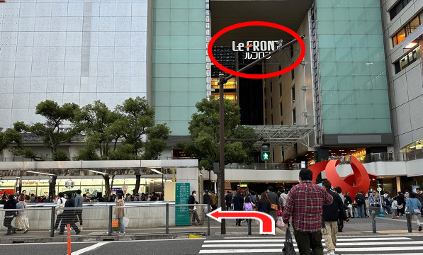 直進すると、「川崎ルフロン」が見えてきます。入り口前の信号を渡り、左折後、直進してください。