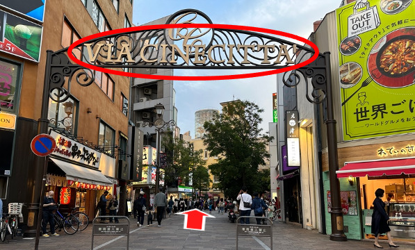 3分ほど歩くと、右手に「VIA CINECITTA’」の入り口が見えてきます。そのまま中へ入り、直進してください。