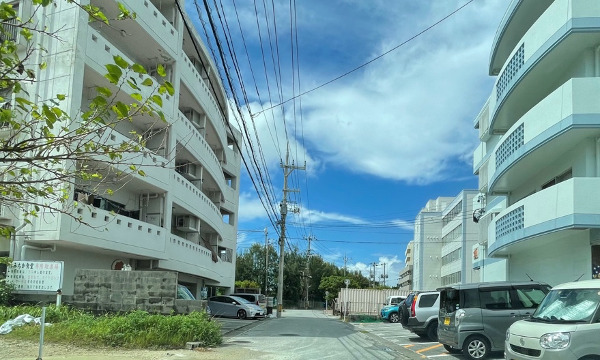【うみちか食堂指定駐車場】の隣、左側の白いマンションです。