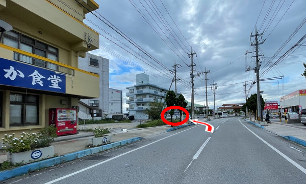 反対方向から来た場合は、うみちか食堂駐車場看板のある脇道から左折です。