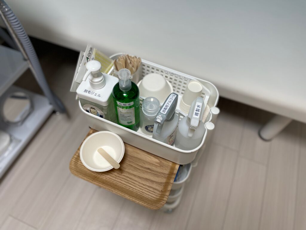脱毛に必要なジェルやヘラ、保湿ローションなどは一通りワゴンに揃えておりますが、ヘアゴムやヘアピン等は必要に応じて備品ストックよりお取りください。