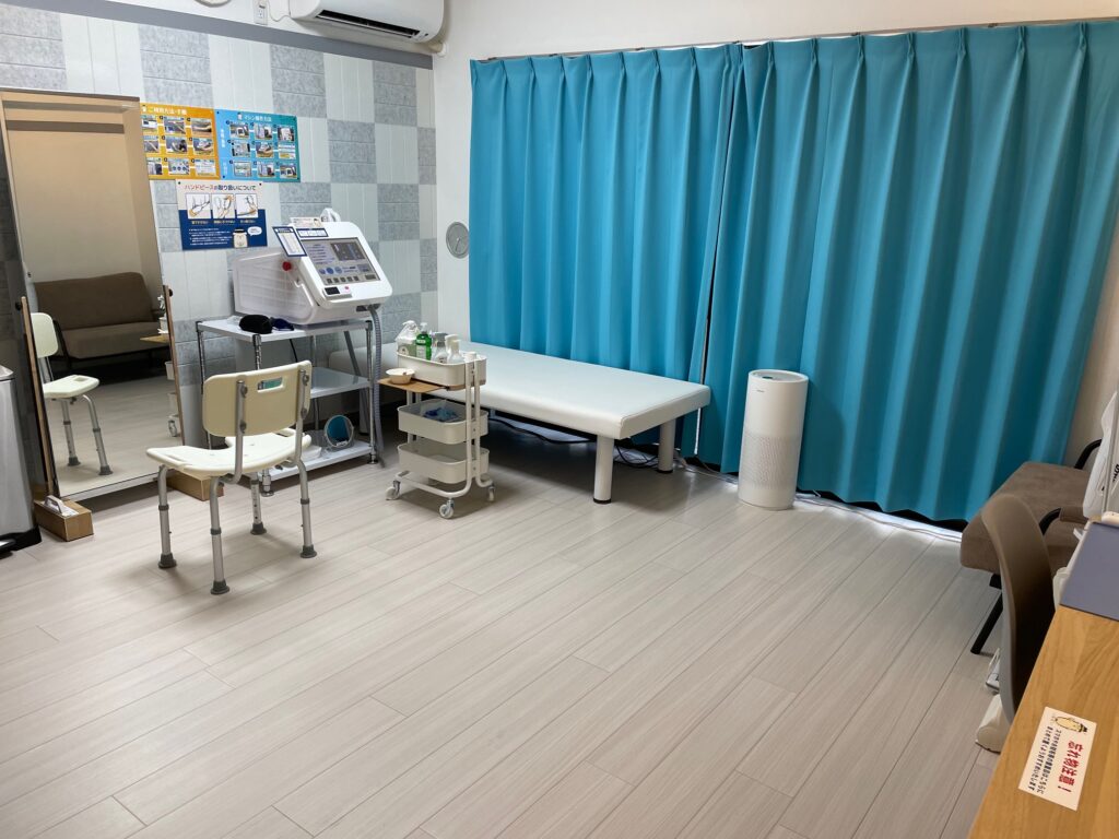広く明るく清潔感のある店内です。施術後にお掃除しやすいよう、できるだけシンプルな施術スペースにいたしました。