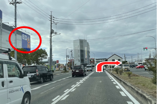 国道21号線エディオン交差点を右折します。