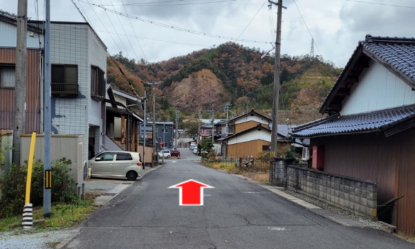 駅前の道を直進