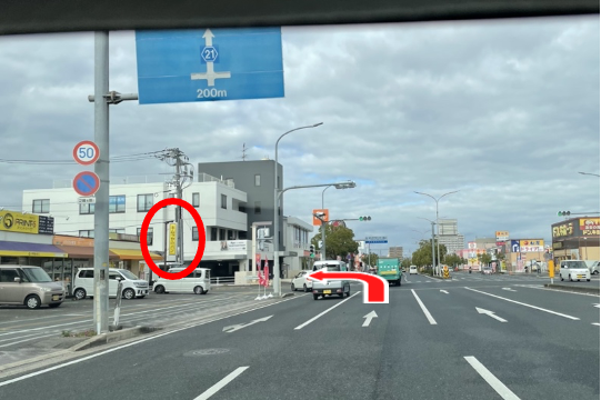 一つ目の交差点を左折します。（キムラヤのパンが目印）