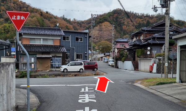 最初の交差点（駅から100ｍ）を直進