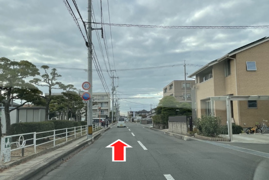 そのまま直進すると左手に公園見えてきますので公園が過ぎたところで右折します。